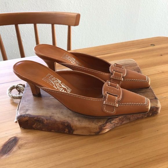 SOLD ❌ VINTAGE SALVATORE FERRAGAMO LEATHER SANDAL - Picture 2 of 5